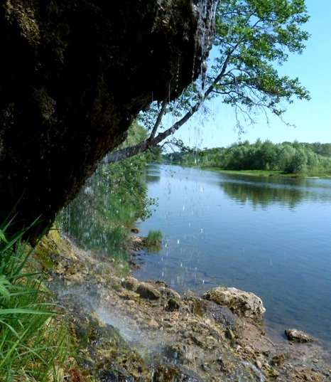 Инзер сквозь струйки водопада